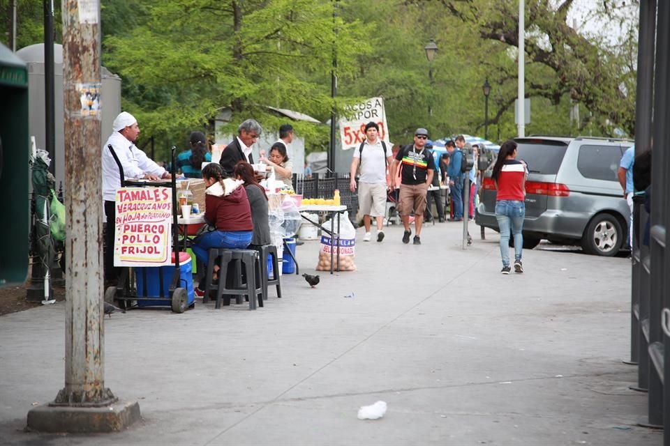 Los transeúntes en esta área, incluso, abarrotan los puestos de comida, café y avena, mientras esperan trasbordar alguna unidad de pasajeros.