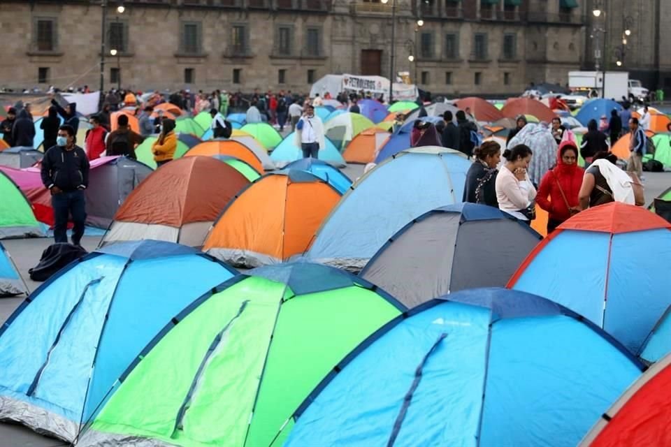 Maestros de la CNTE de Chiapas colocaron casas de campaña en el Zócalo.