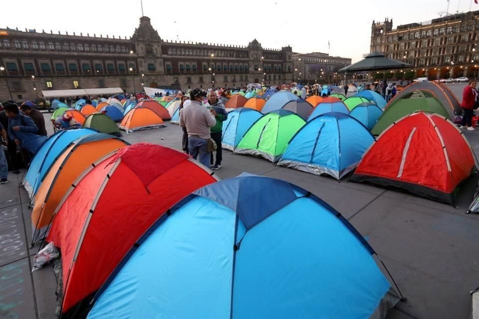 Los docentes realizan una protesta frente a Palacio Nacional.