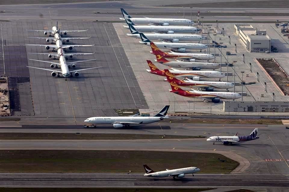 Aviones en tierra ante la cancelaciones de diversos vuelos debido a la pandemia del covid-19.