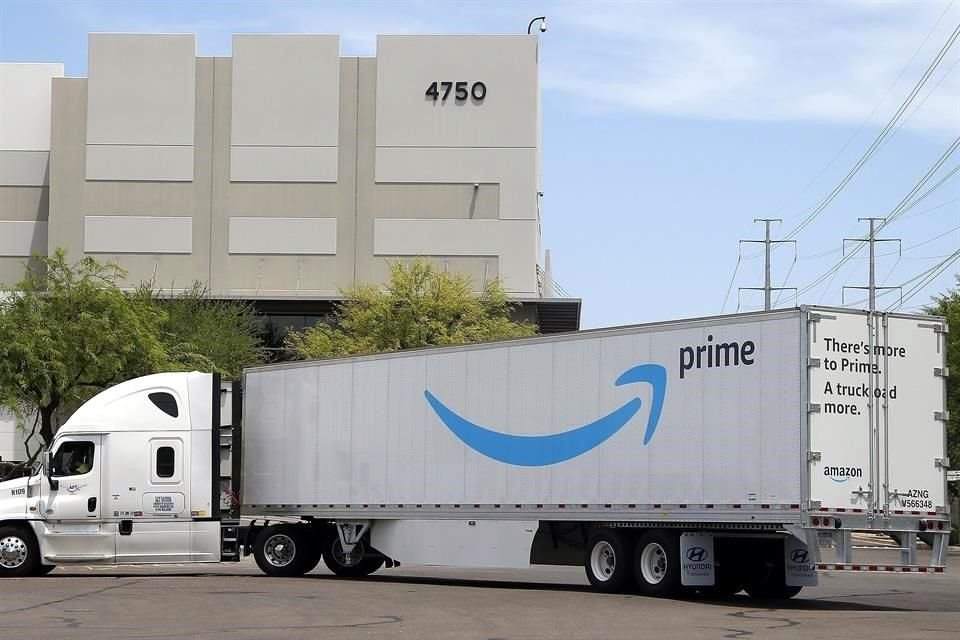 Camión con mercancía de Amazon en el centro de distribución en Phoenix.