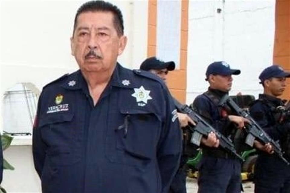 Reportes indican que el funcionario fue interceptado por un comando, que rafagueó la unidad.