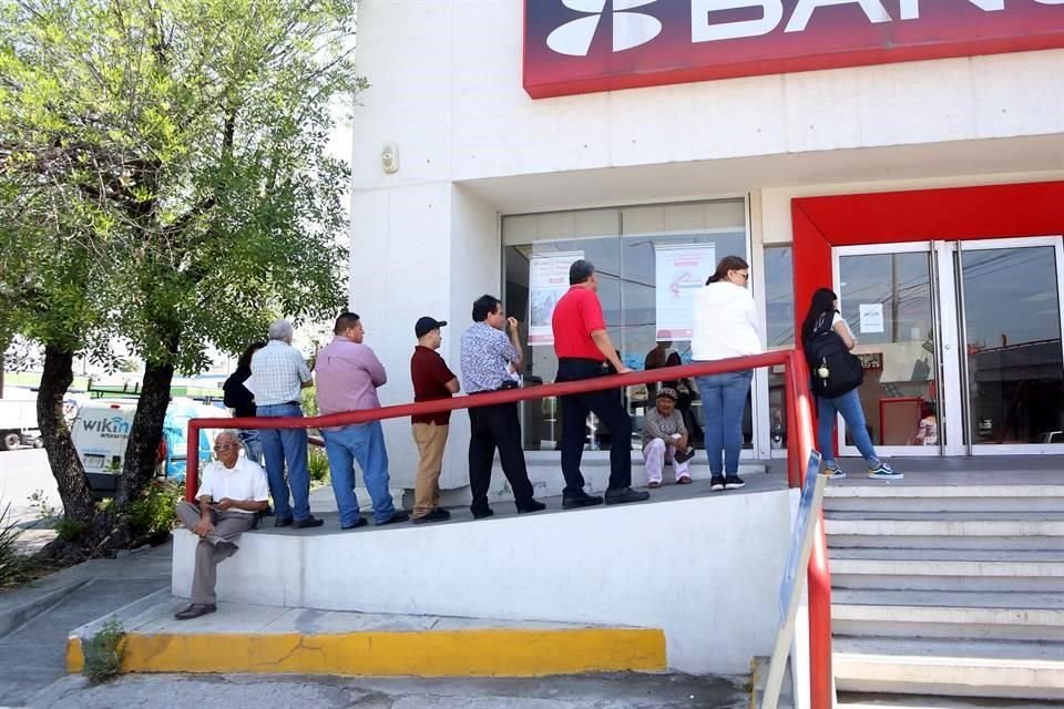 Los bancos han limitado el acceso de los clientes a las sucursales, para evitar aglomeraciones.