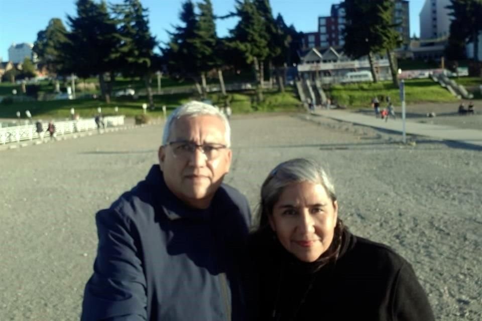 José Humberto Palomares y su hermana María Magdalena esperan en Buenos Aires un vuelo de regreso a México.