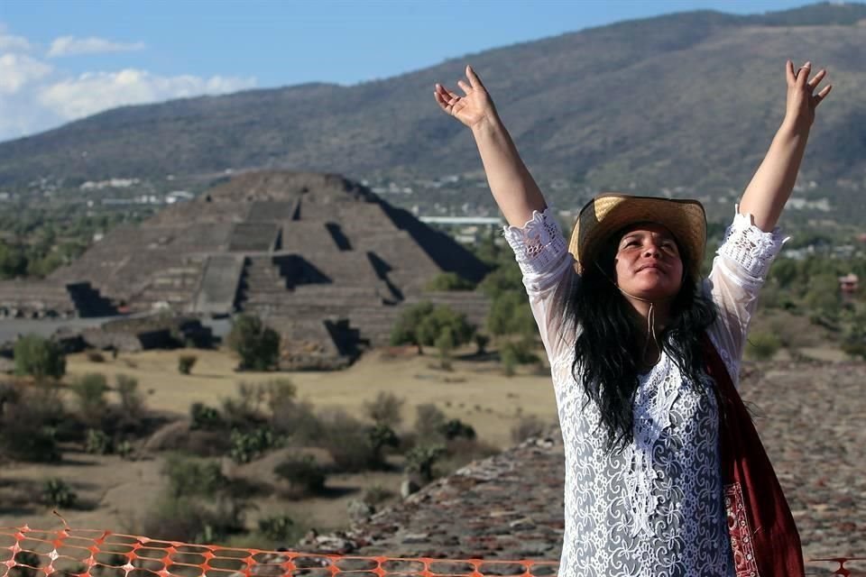 Tradicionalmente, visitantes acuden cada año a Teotihuacán para recibir la primavera.