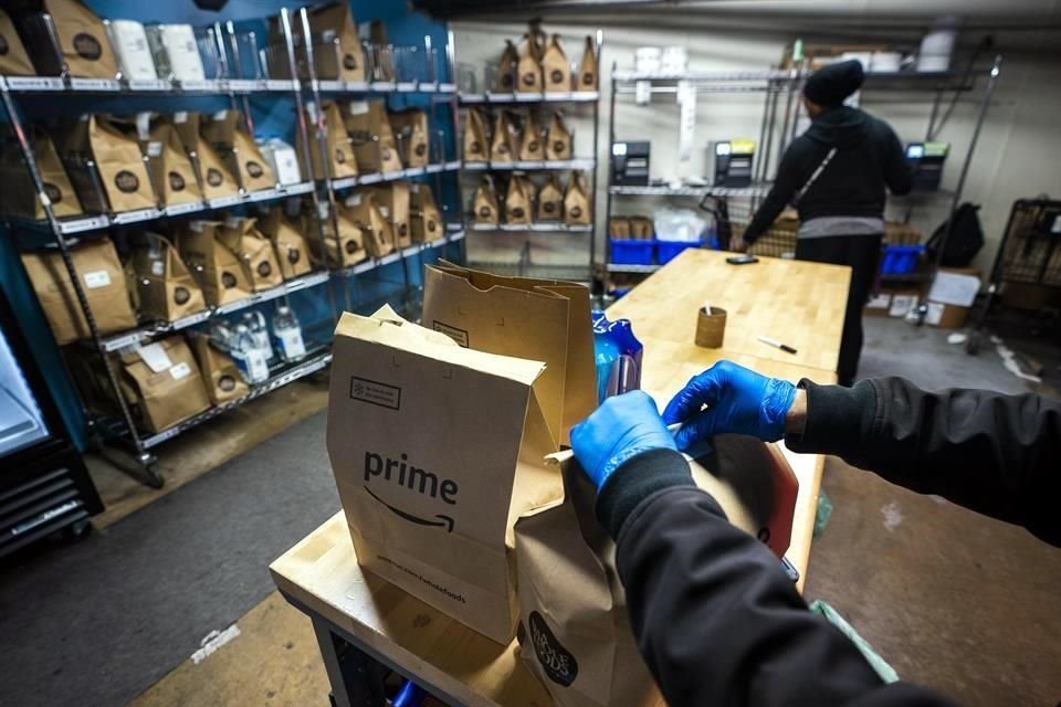 Amazon cerró temporalmente el almacén cerca del Aeropuerto de LaGuardia -enviando a trabajadores a casa con pago completo- para que pueda ser limpiado y saneado.