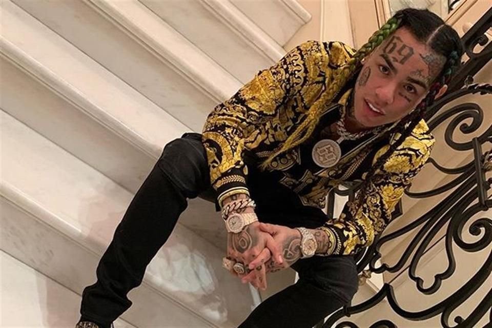 La demandante de Tekashi 6ix9ine dijo que por su culpa una bala perdida en un tiroteo le pegó en el pie izquierdo, por lo que necesitó cirugía.