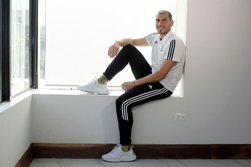 Nicolás Sánchez dijo que Nahuel Guzmán hace un personaje dentro de la cancha.