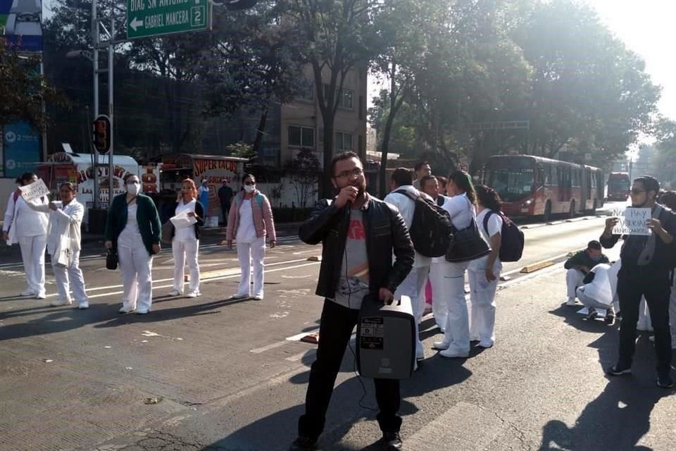 Los trabajadores de la salud denunciaron que no cuentan con cubrebocas, batas ni guantes.