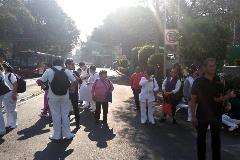 Los manifestantes exigen ser atendidos por el director general del hospital, por lo que una comisión de cinco personas ya fue recibida para dialogar con él.