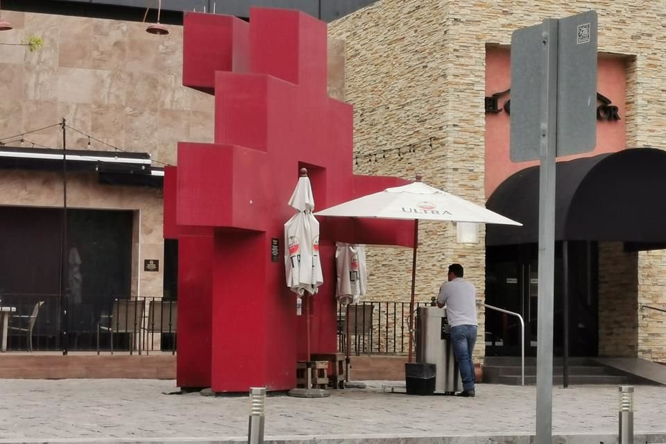 Decenas de negocios en plazas comerciales de San Pedro se encontraron ayer cerrados ante la escasa afluencia de personas debido a la emergencia del Covid-19.