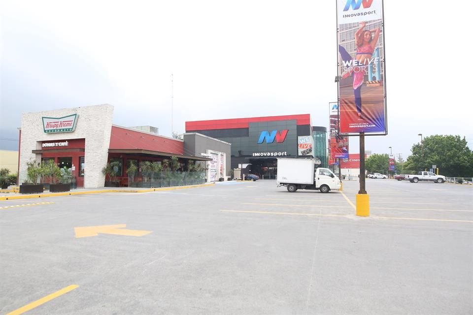 Decenas de negocios en plazas comerciales de San Pedro se encontraron ayer cerrados ante la escasa afluencia de personas debido a la emergencia del Covid-19.