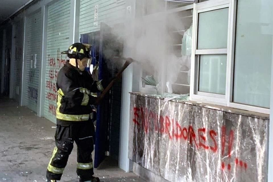 Bomberos de la UNAM lograron controlar la conflagración.