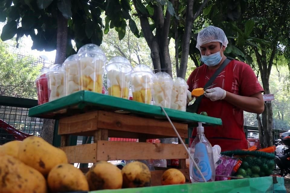 Locatarios de mercados y tianguis no pueden dejar de trabajar, pues dependen de sus ventas.