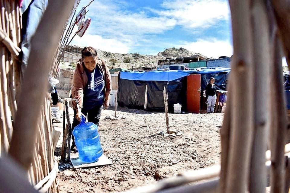 Ana Gallegos sufre la escasez de agua en Ciudad Juárez, en ocasiones, ella y su familia beben directo de la llave.