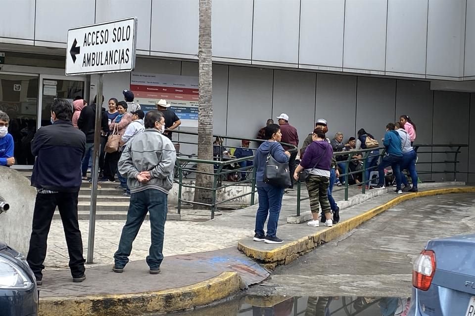 Familiares de pacientes internados en la Clínica 4 denunciaron la falta de insumos como guantes y cubrebocas.