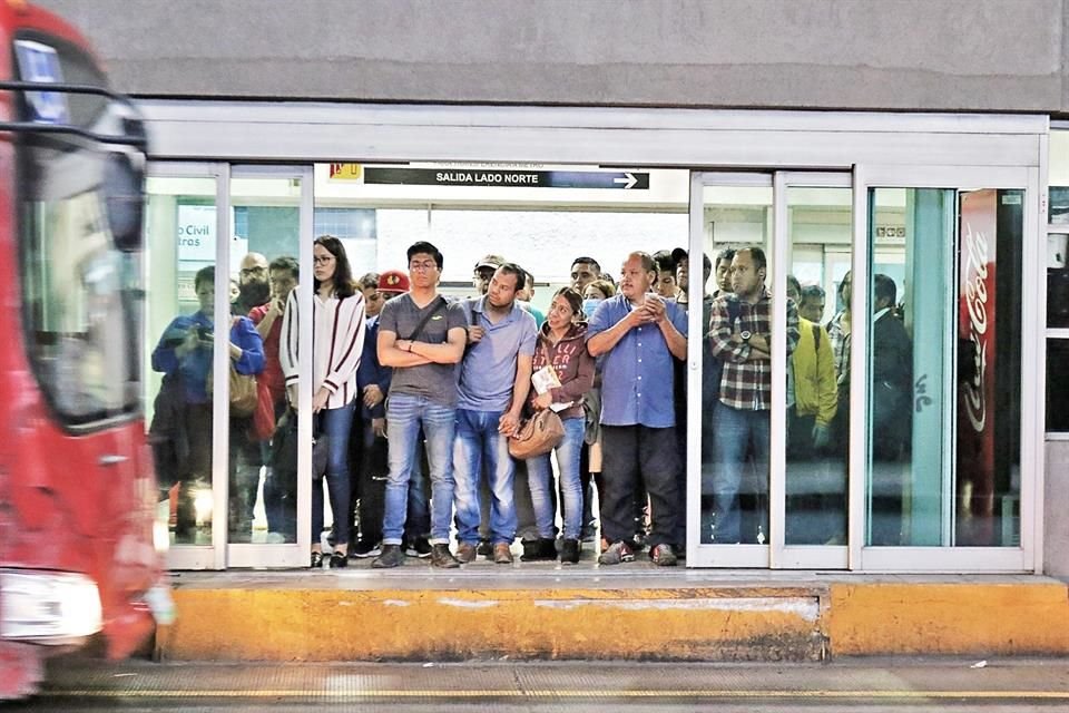 Pasajeros de Ecovía estuvieron el viernes apretados en una estación al esperar la unidad.