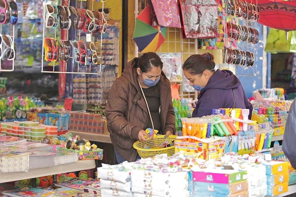 Aunque se ha pedido a la población no salir de sus casas, estas dos mujeres aprovecharon para hacer compras.