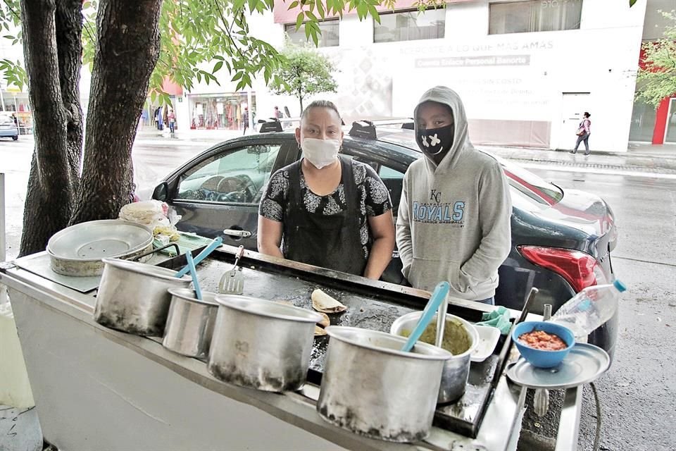 Con cubrebocas y gel antibacterial, los vendedores de comida se armaron para seguir con la vendimia.