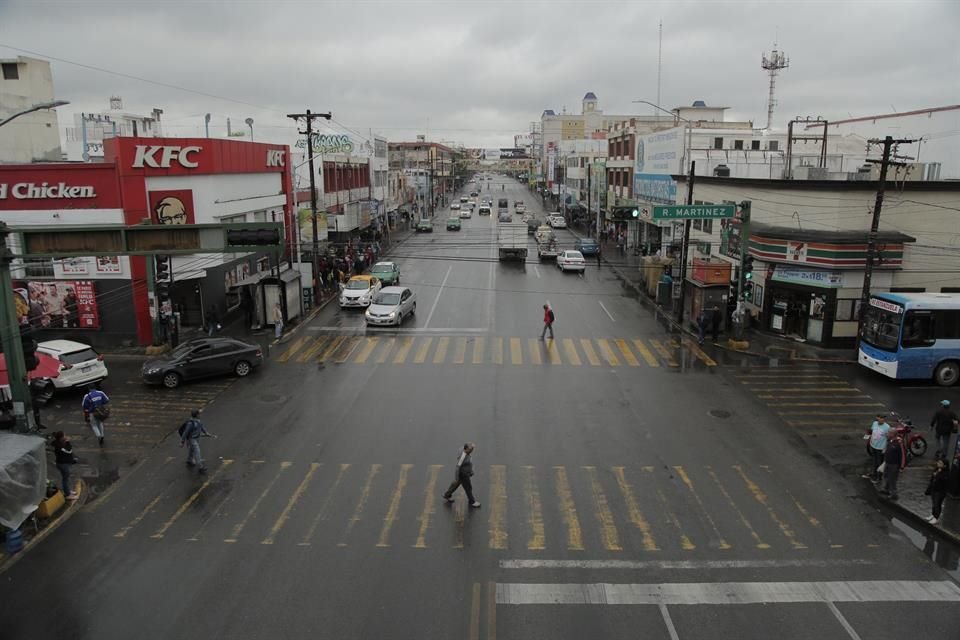 Las calles de la Ciudad lucieron sin la afluencia de gente ni la carga vehicular de costumbre.