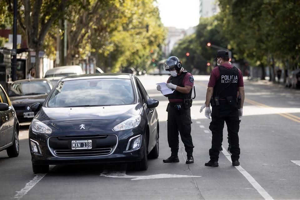 Al menos 3 mil 200 personas fueron arrestadas en Argentina por violar el aislamiento social preventivo ante Covid-19.