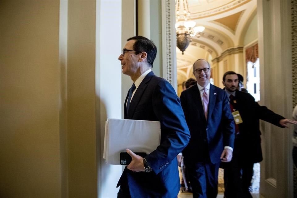 El Secretario del Tesoro, Steve Mnuchin, busca negociar la aprobación del plan con demócratas. Opositores al plan acusan que da discrecionalidad a Gobierno de Trump para dar dinero a grandes empresas.