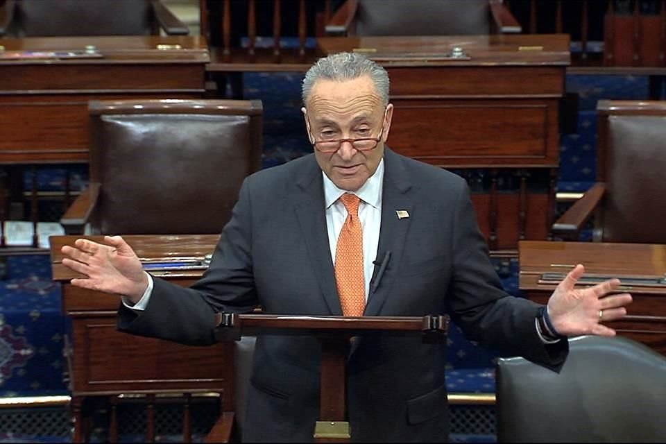 Chuck Schumer, líder de la minoría demócrata en el Senado de EU pidió replantear el plan de estímulo ante las dificultades económicas por el coronavirus.