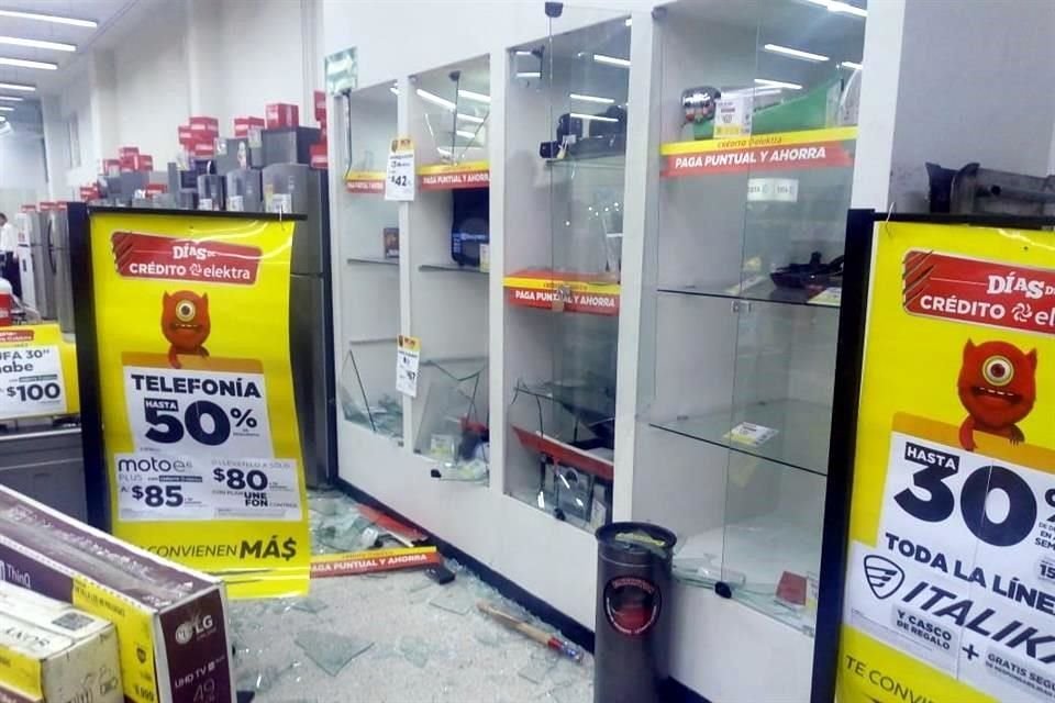 Varios sujetos con cubrebocas se introdujeron en una tienda Elektra, ubicada en Avenida México-Tacuba, esquina con Tláloc, Colonia Tlaxpana.