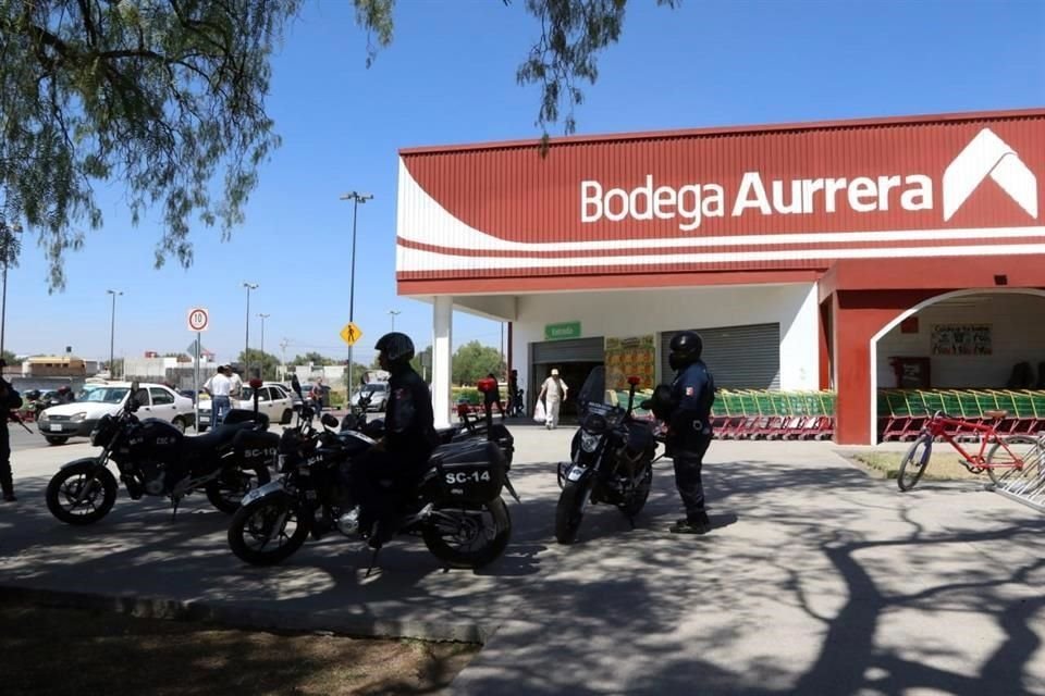 Los individuos se concentraron afuera del supermercado, ubicado sobre la Carretera Libre México-Pirámides, a la altura del poblado Tepexpan.