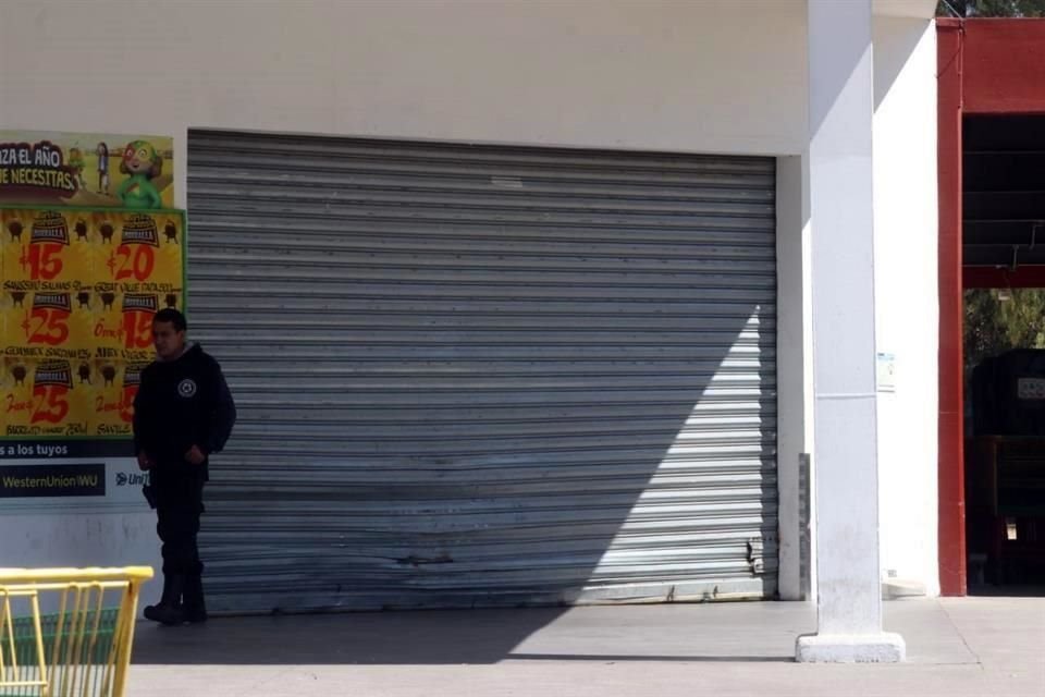 El grupo embistió dos cortinas metálicas del acceso principal con un vehículo en varias ocasiones.