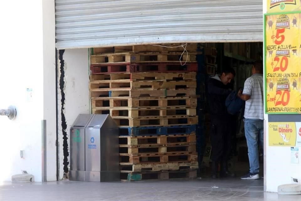 El personal del negocio había apuntalado las estructuras por dentro con ayuda de tarimas de madera, lo que permitió que resistieran los embates y sólo se desprendieran parcialmente.