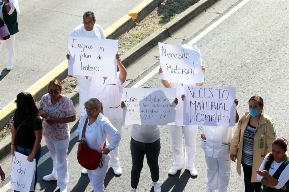 Personal del Hospital General de Zona 30 del IMSS, en Iztacalco, bloqueó el Eje 4 Sur en demanda de insumos ante emergencia por nuevo coronavirus.