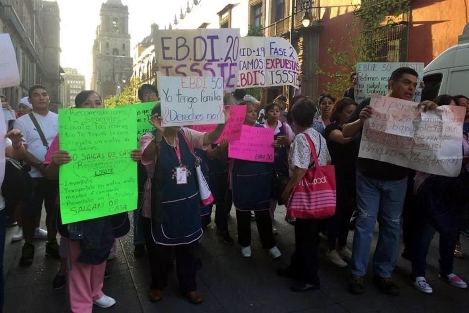 Con pancartas y gritos como '¡Estamos en riesgo!', '¡Estancias infantiles, sin contagios!', protestan frente a Palacio Nacional.