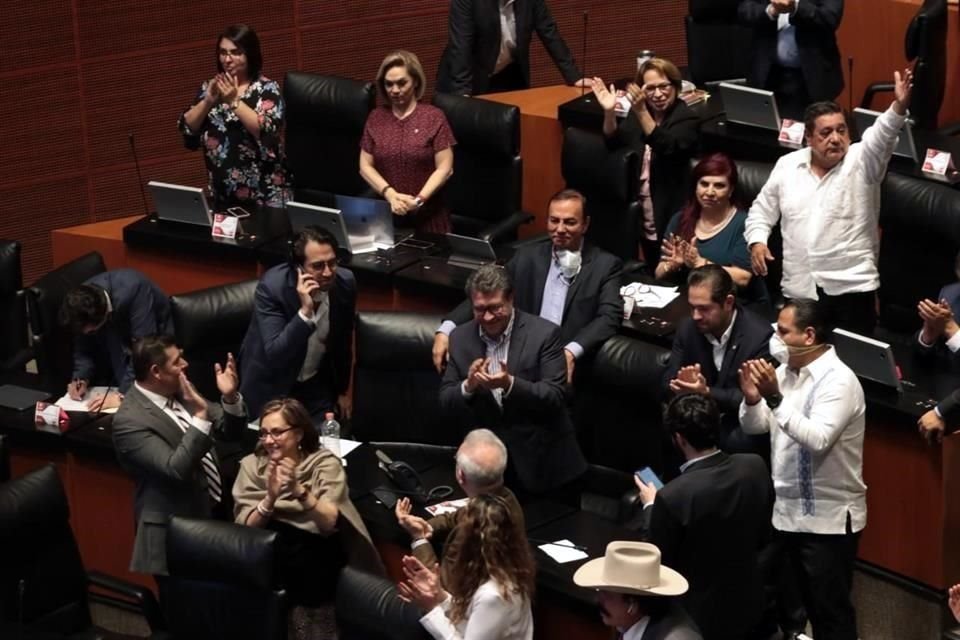 La bancada de Morena en el Senado celebró la aprobación de la reforma.