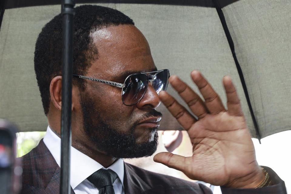 Dos nuevas acusantes presentaron pruebas a fiscales para armar un nuevo caso contra R. Kelly, quien actualmente está en una prisión de Chicago.