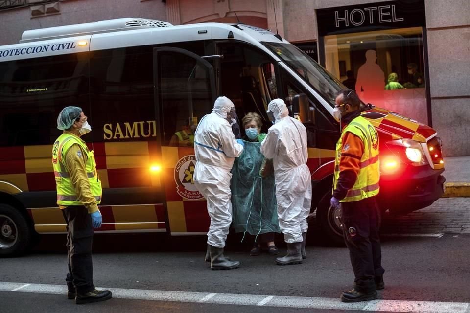 Personal médico traslada a un paciente a un hotel adaptado para atender casos de Covid-19 en Madrid.