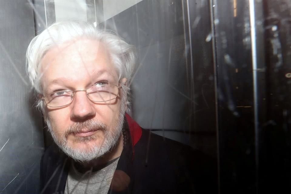 El fundador de WikiLeaks enfrenta un juicio de extradición a EU por las filtraciones en su portal.