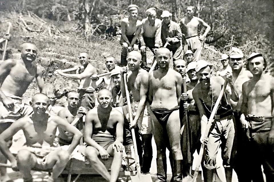 Efraim Bejarano (Bidjarano), abuelo de la escritora (penúltimo de izquierda a derecha), en un campo de trabajos forzados en el año 1943.