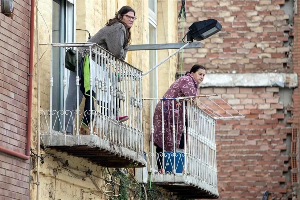 Dos mujeres observan la calle desde su balcón en Murcia, cuando se cumple el undécimo día de confinamiento tras decretarse el estado de alarma.