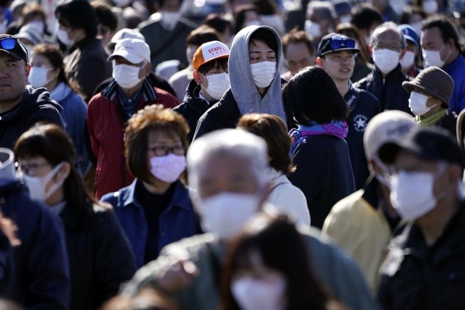 Japoneses en Fukushima con cubrebocas en un evento público.