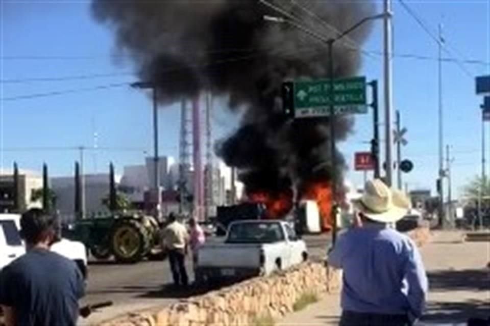 Esta mañana, los manifestantes rociaron combustible y prendieron fuego a dos unidades de la Conagua en la Avenida Tecnológico y las vías del ferrocarril.