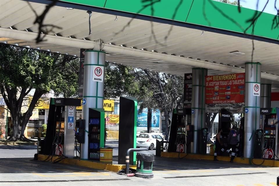 Hacienda informó que se registra escasez de gasolina en zonas de frontera norte por desbalance entre oferta y demanda y problemas de abasto.