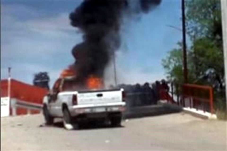 Vehículo de la Comisión Federal de Electricidad incendiado durante las protestas por la Presa La Boquilla.