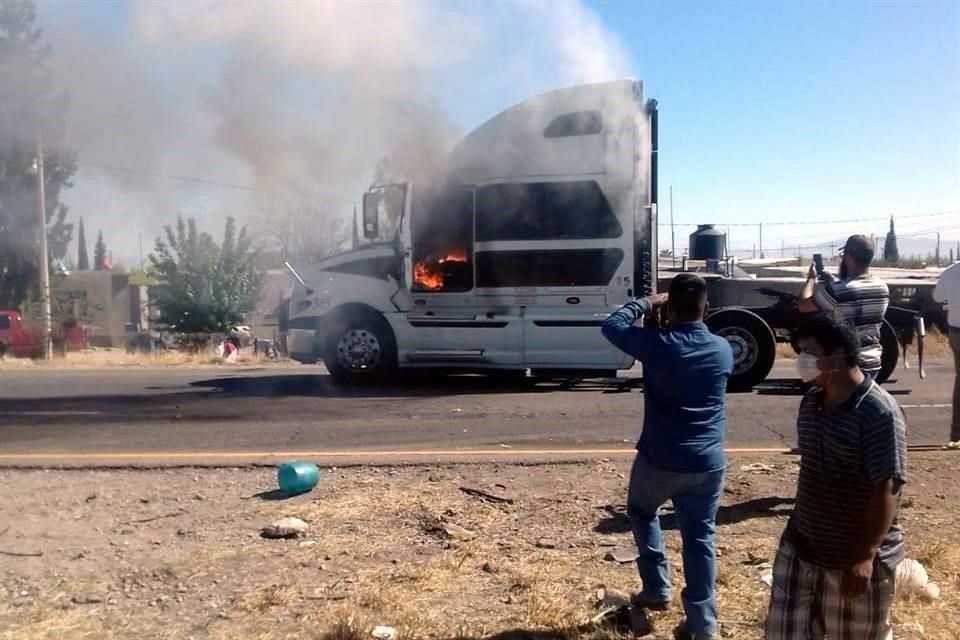 Un tráiler también fue quemado por los productores.