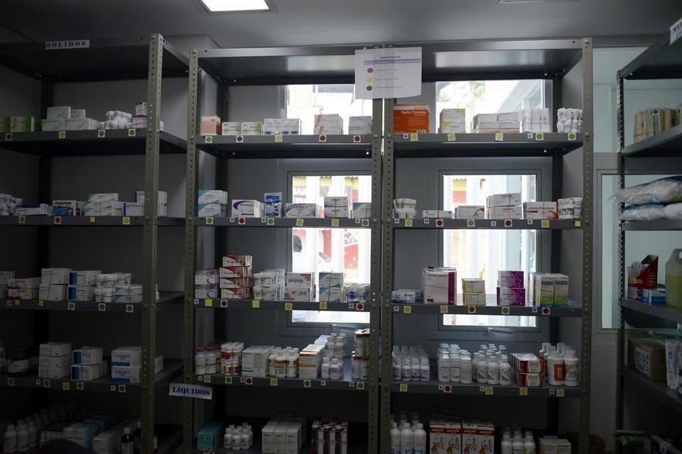 Gobierno federal acumuló adeudo de más de 10 mil mdp con la industria farmacéutica y sólo ha pagado un 15% del total, según analistas.