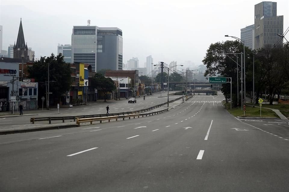 - Vista de una avenida vacía en Medellín, durante cuarentena nacional decretada por el Gobierno para contener la expansión del virus.