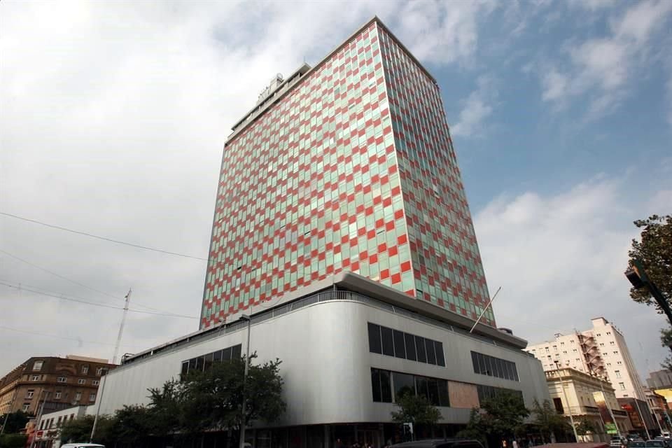 El Condominio Acero, inaugurado en 1959, está hecho de materiales industrializados, su estructura funciona como esqueleto de la obra y tiene una planta libre sobre columnas.