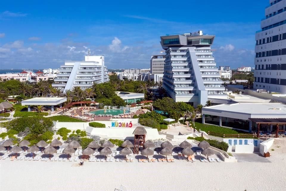 En protección de clientes y colaboradores, la cadena hotelera mexicana decide suspender temporalmente operaciones.