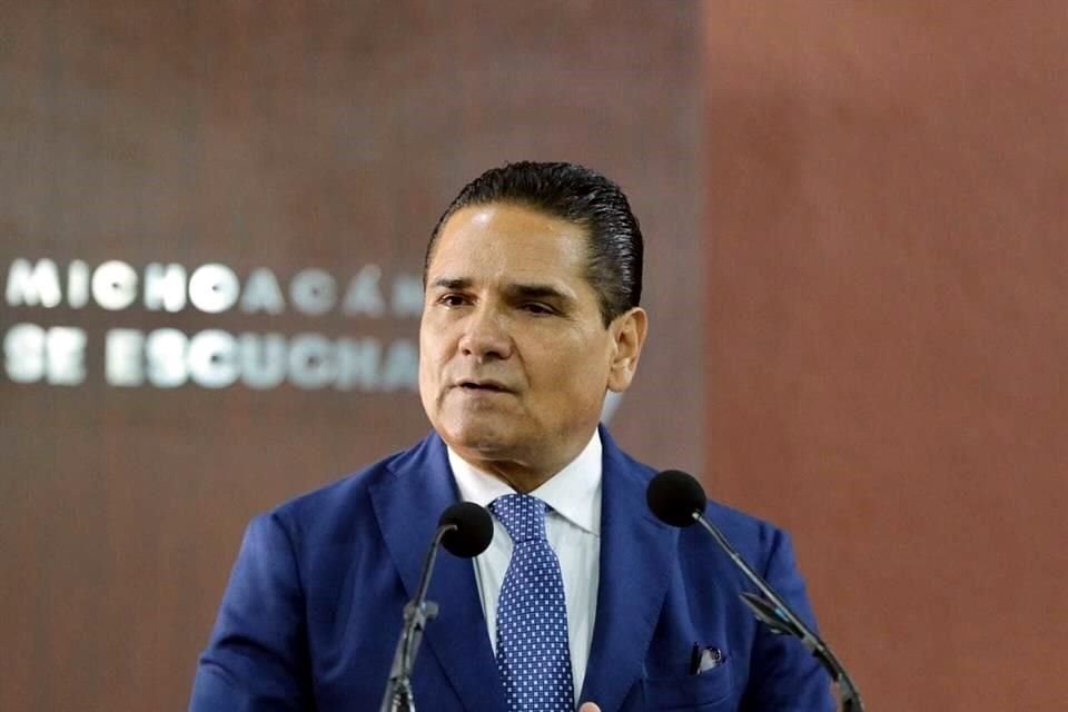 FGR imputó al ex Gobernador de Michoacán Silvano Aureoles y a 4 de sus colaboradores por daño patrimonial de más de 3 mil millones de pesos.