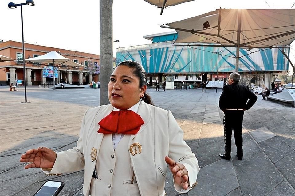 La mariachi Perla, 'La Flor de Oriente', vive sola y dedica todo su tiempo a la Plaza Garibaldi.